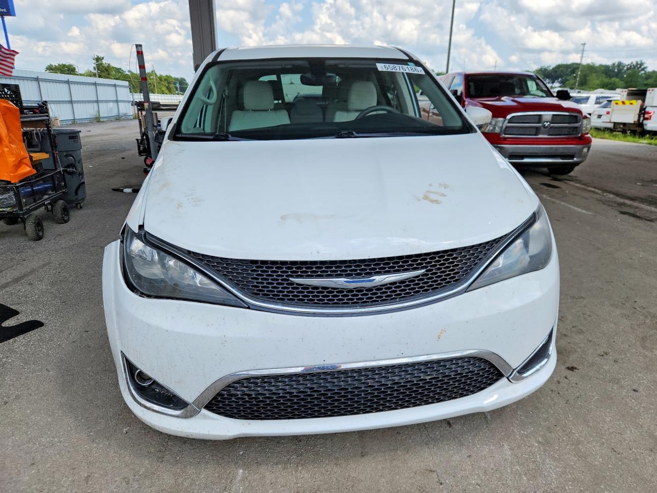 2017 Chrysler Pacifica Touring - Image 5
