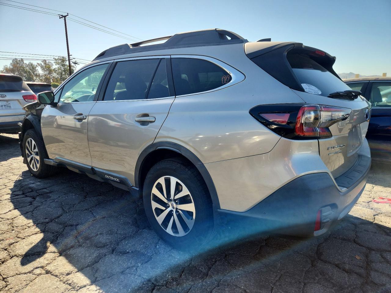 2020 Subaru Outback Premium - Фото 2
