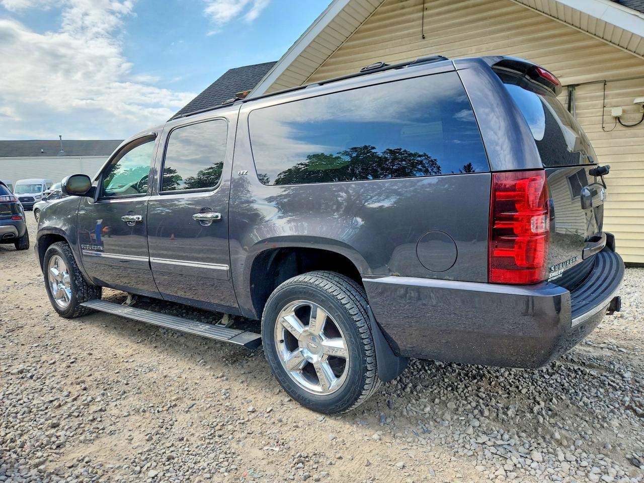 2011 Chevrolet Suburban K1500 Ltz - Image 2
