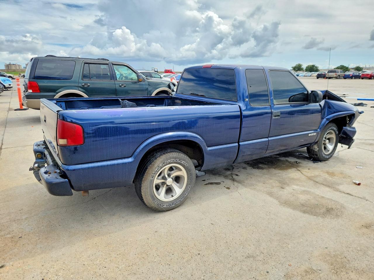 2002 Chevrolet S Truck S10 - Фото 3