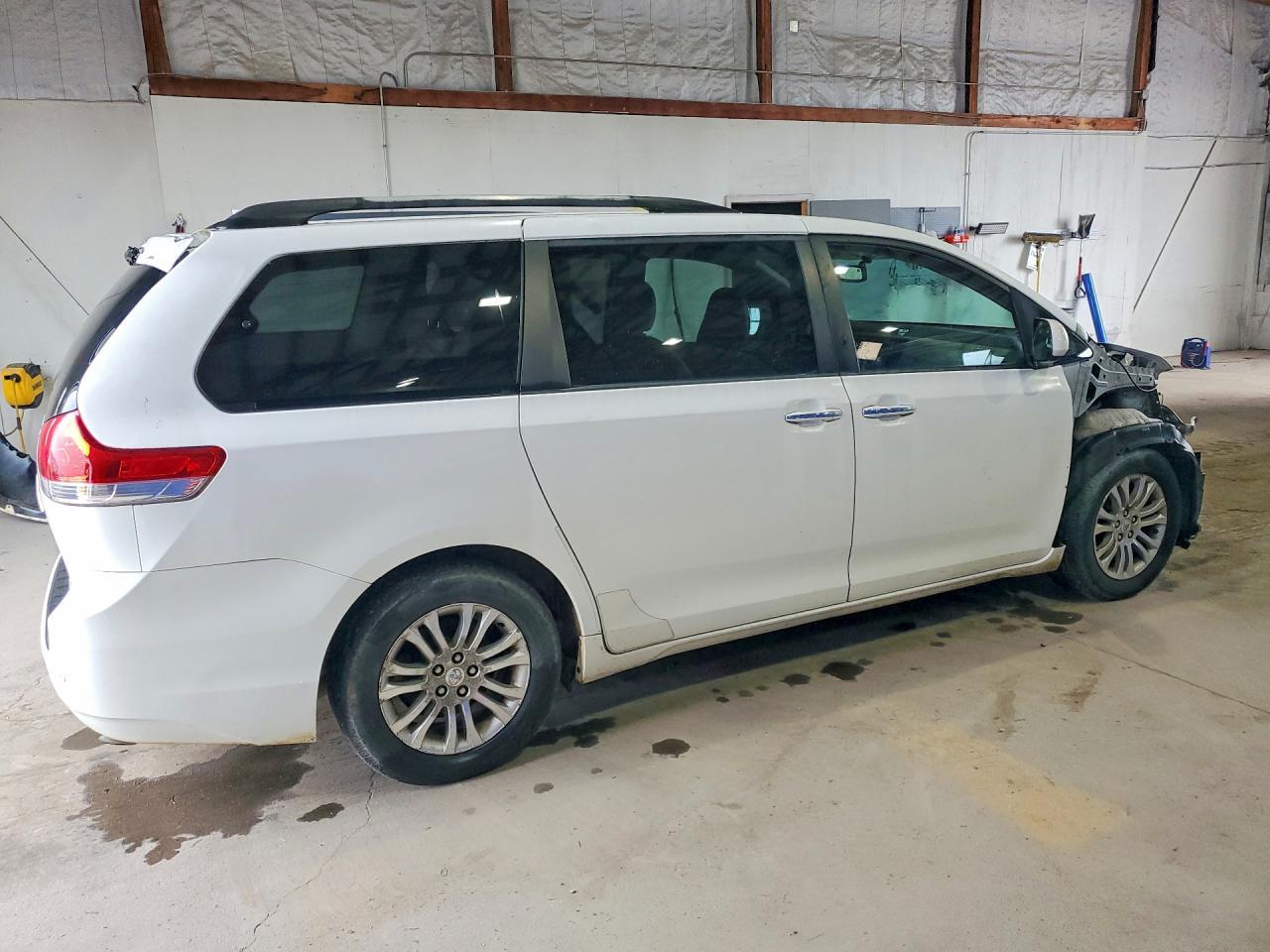 2011 Toyota Sienna Xle 8-Passenger - Image 3