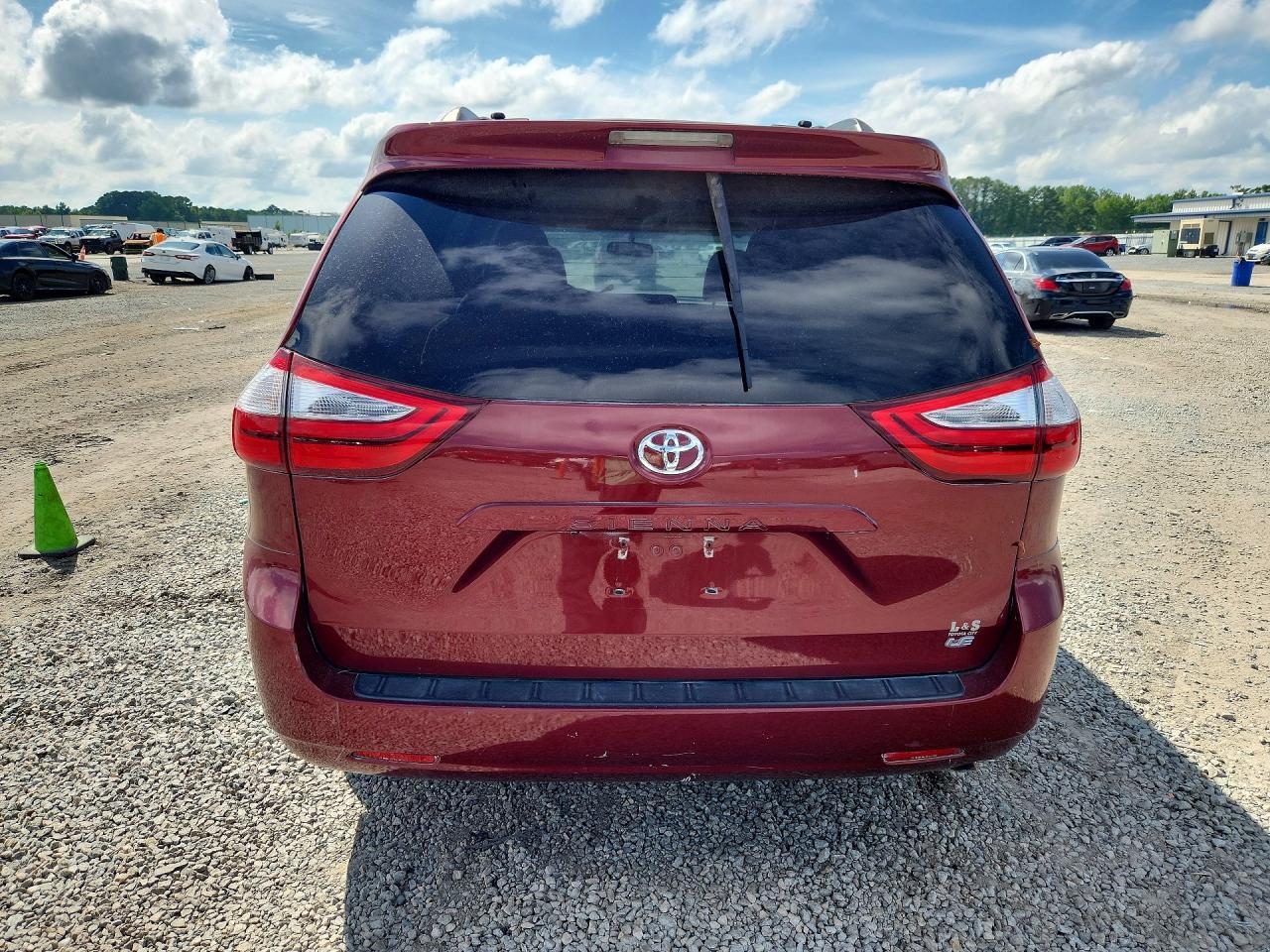 2017 Toyota Sienna Le - Image 6