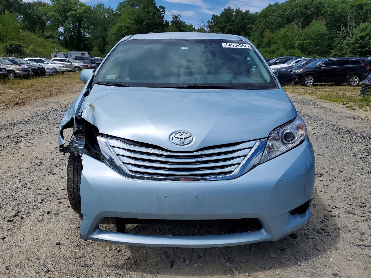2015 Toyota Sienna Le - Image 5