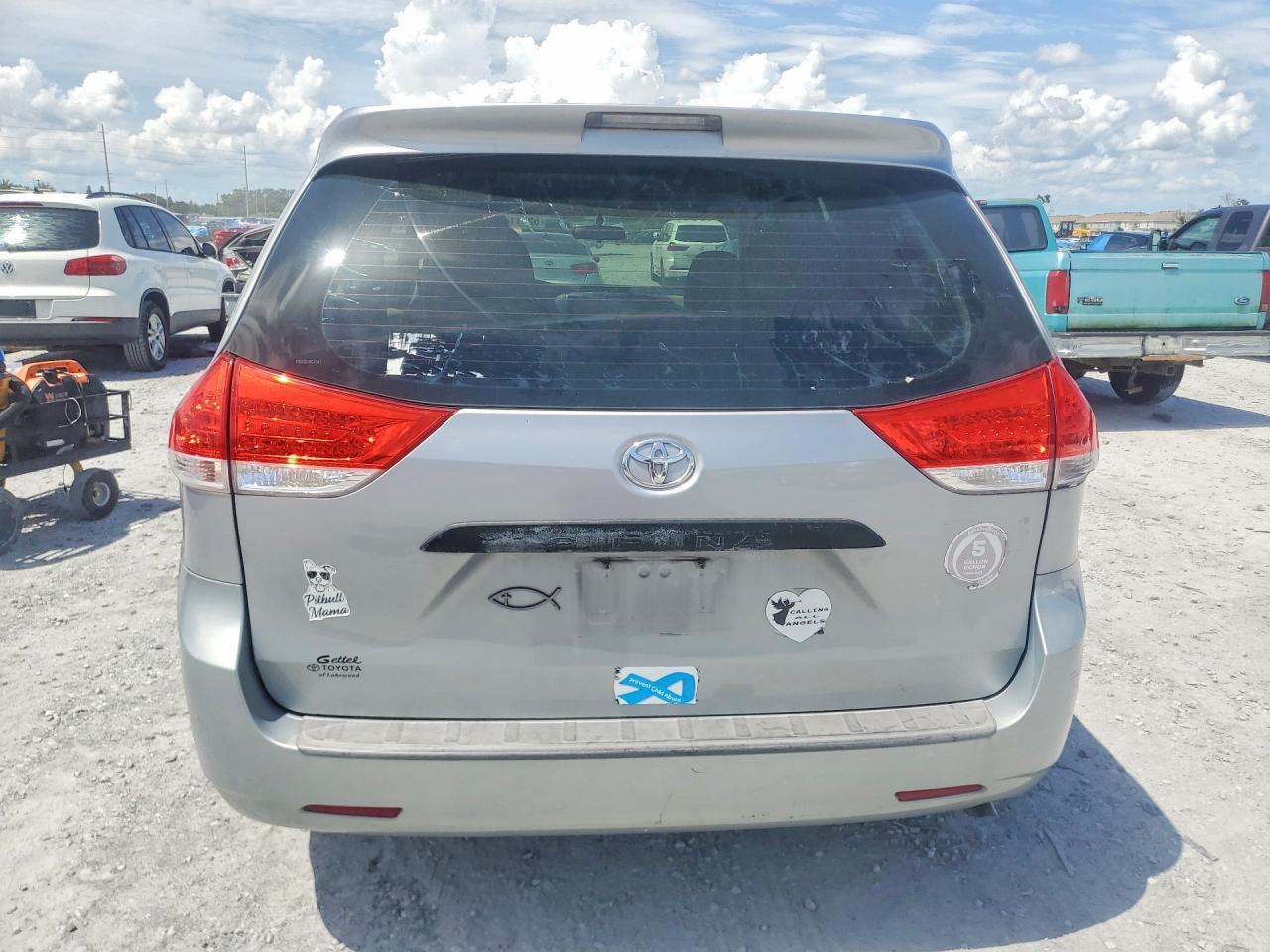 2011 Toyota Sienna Base 7-Passenger - Фото 6