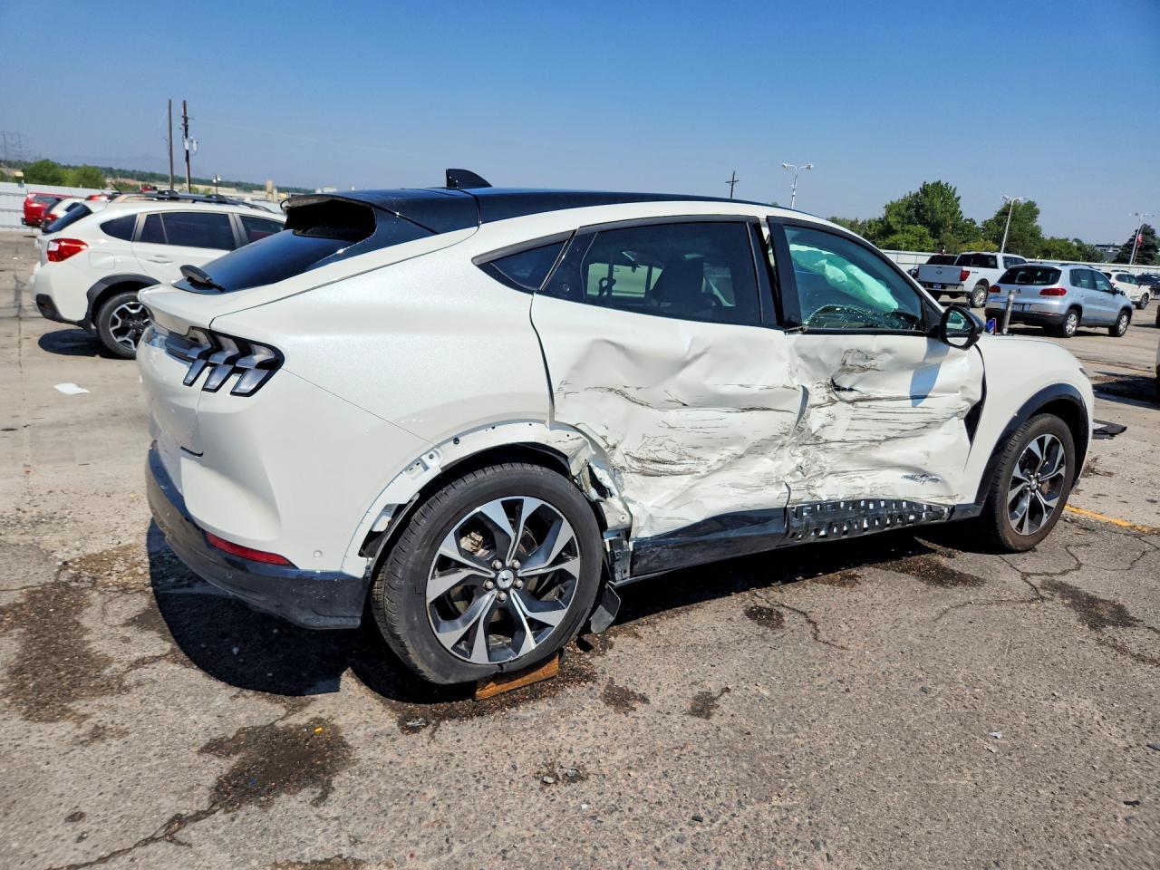 2021 Ford Mustang Mach-E Premium - Фото 3
