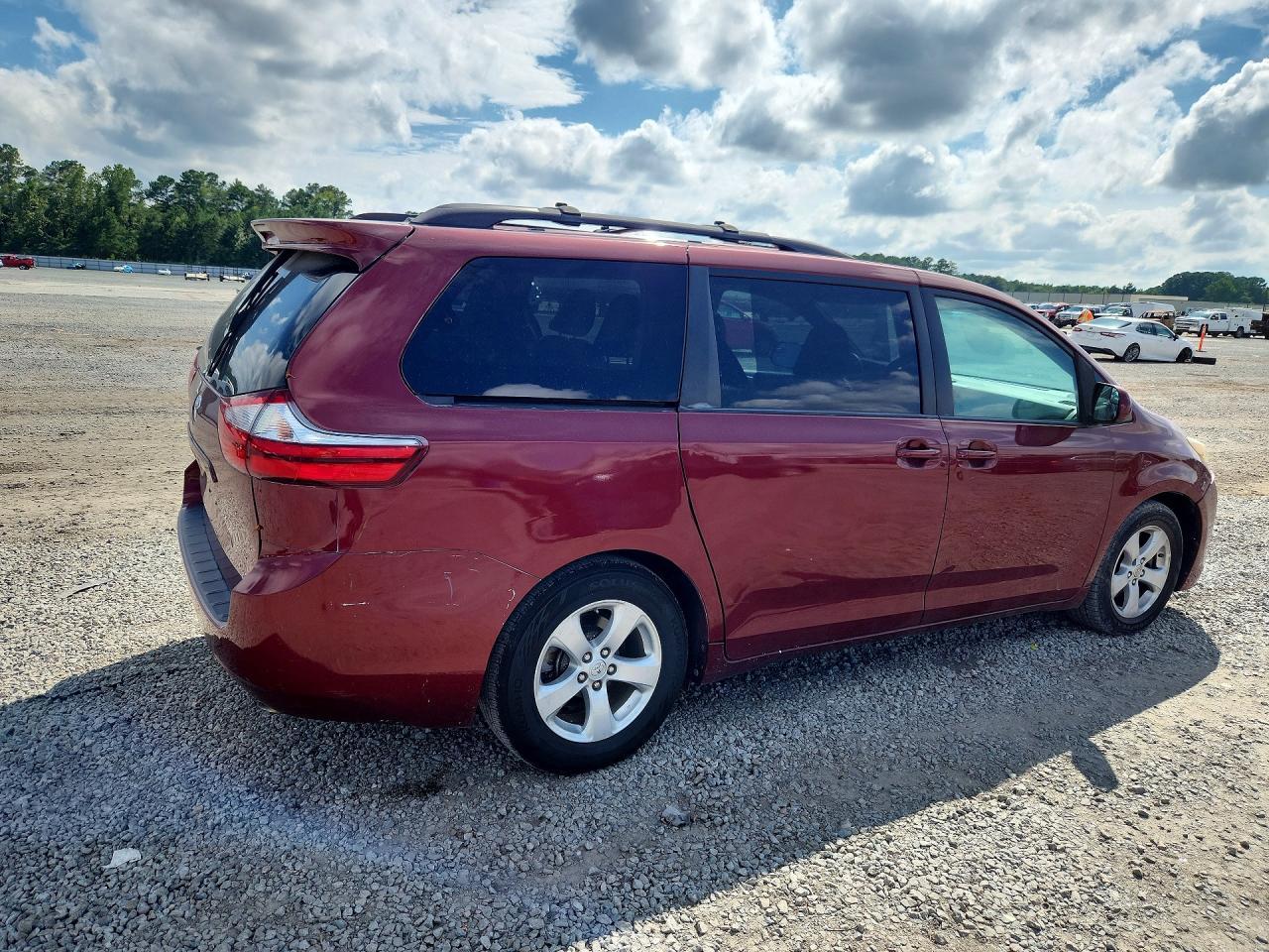 2017 Toyota Sienna Le - Image 3