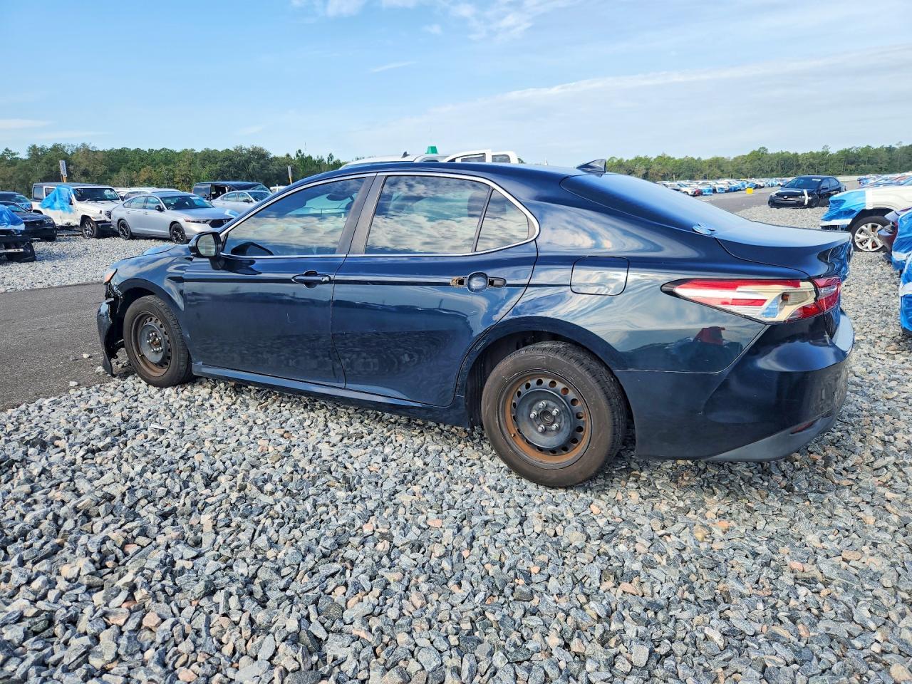 2019 Toyota Camry Le - Фото 2