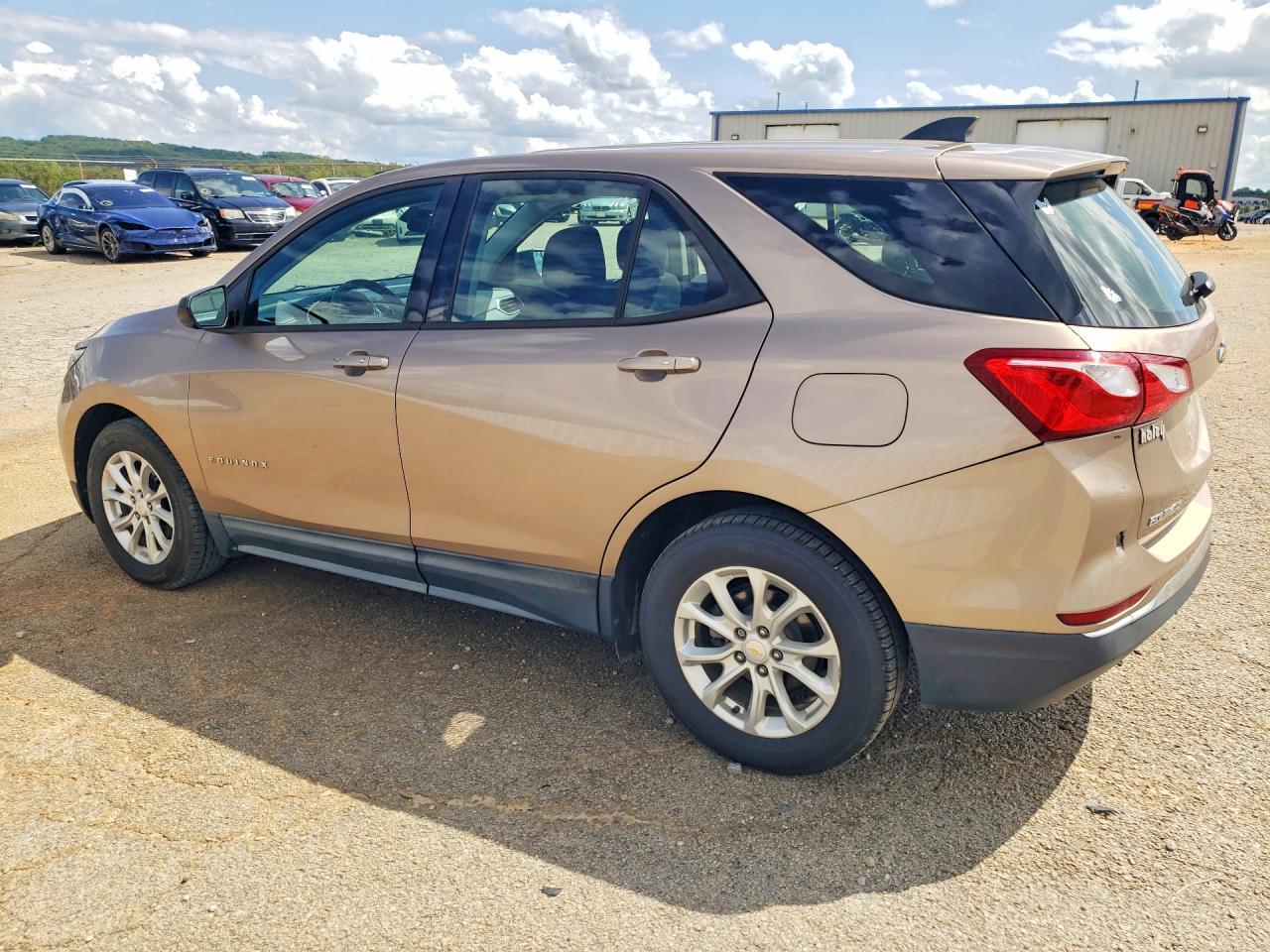 2018 Chevrolet Equinox Ls - Фото 2