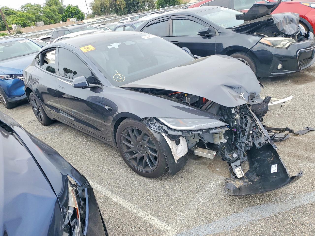 2025 Tesla Model 3 - Фото 4