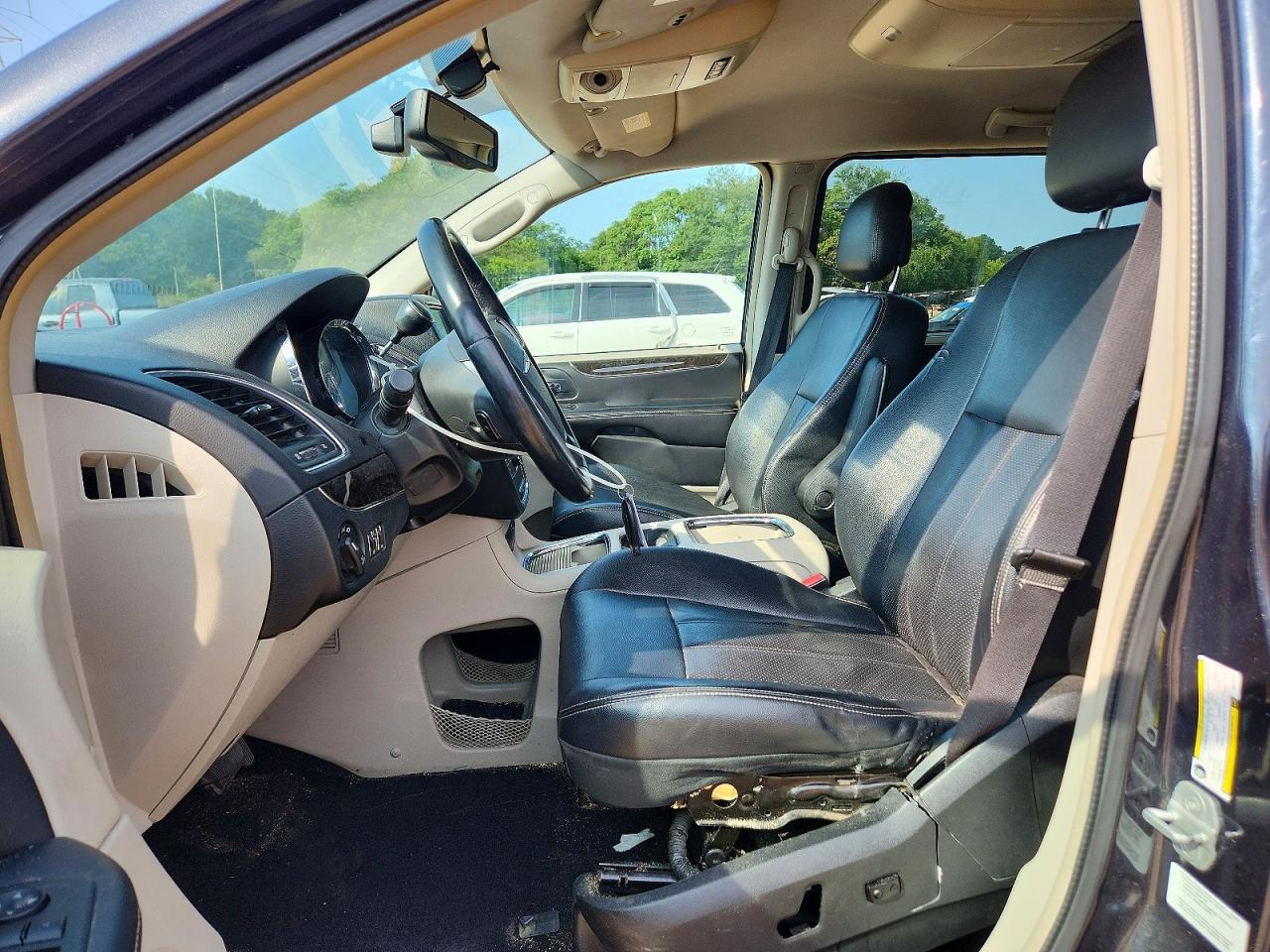 2013 Chrysler Town & Country Touring L - Фото 7