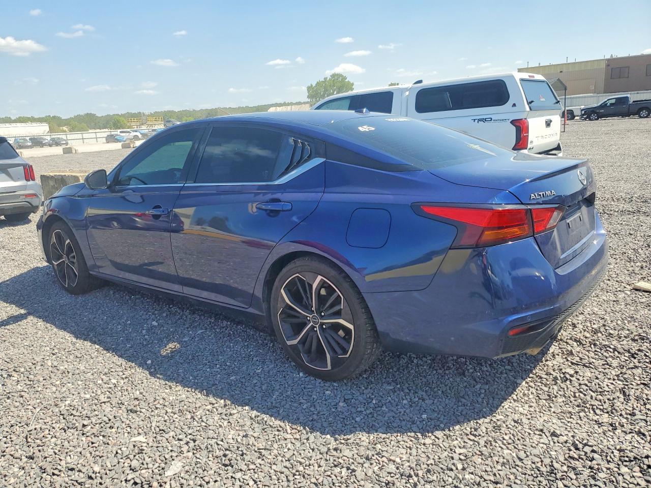 2023 Nissan Altima Sr - Фото 2