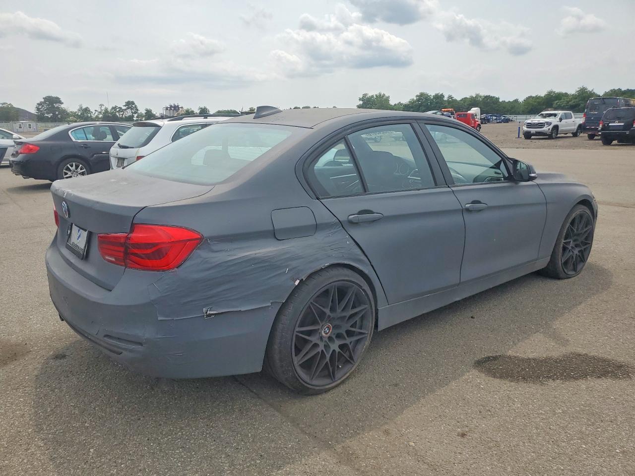 2018 BMW 330 Xi - Image 3