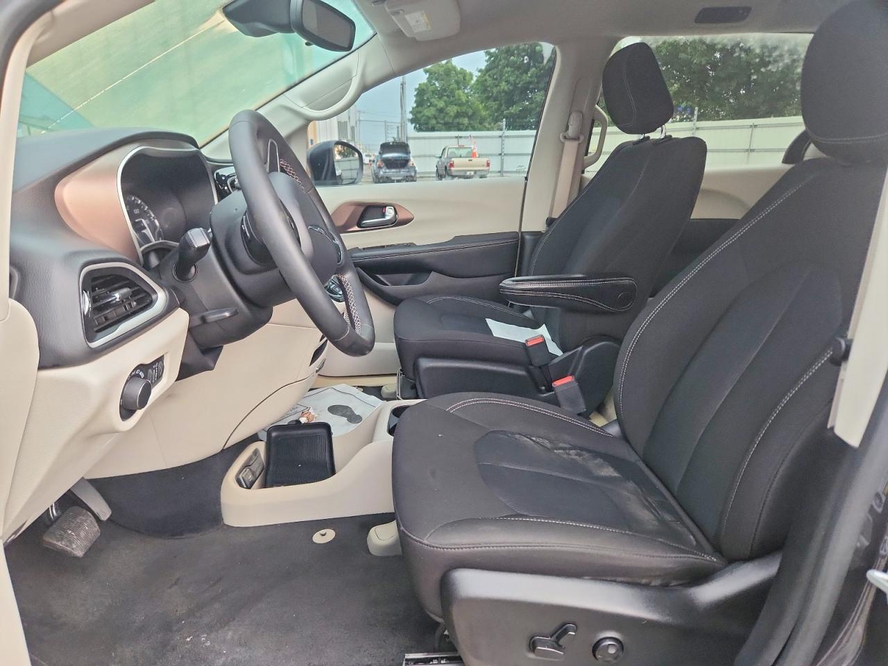 2023 Chrysler Voyager Lx - Image 7