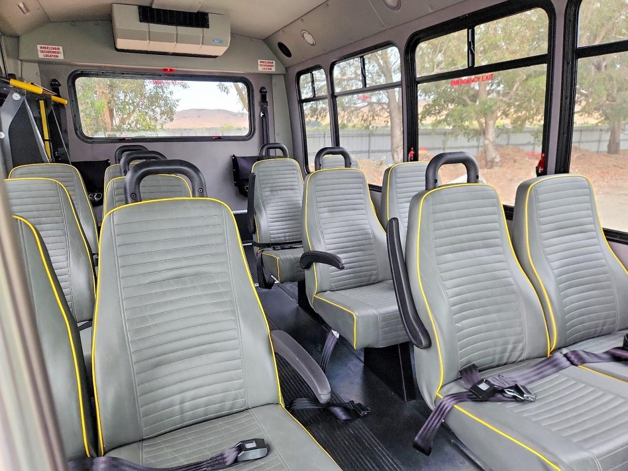 2017 Ford E350 Shuttle Bus - Фото 6