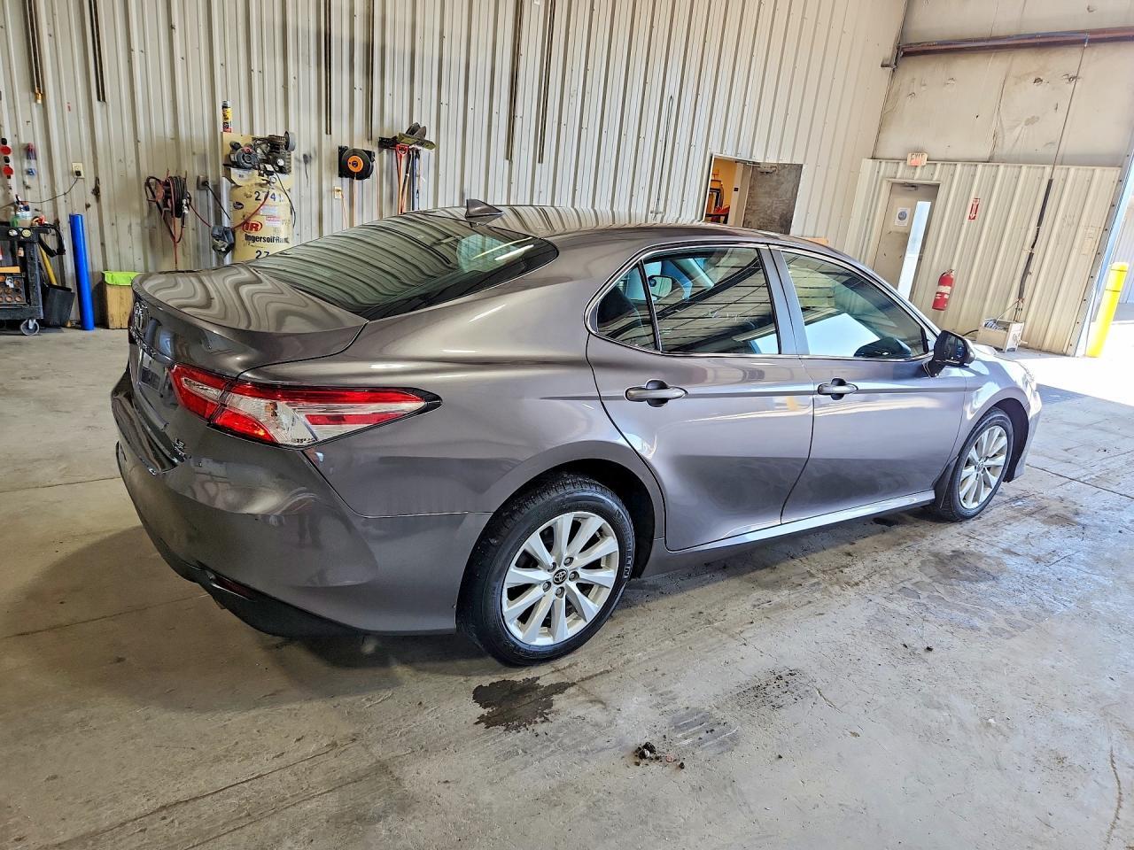 2020 Toyota Camry Le - Фото 3
