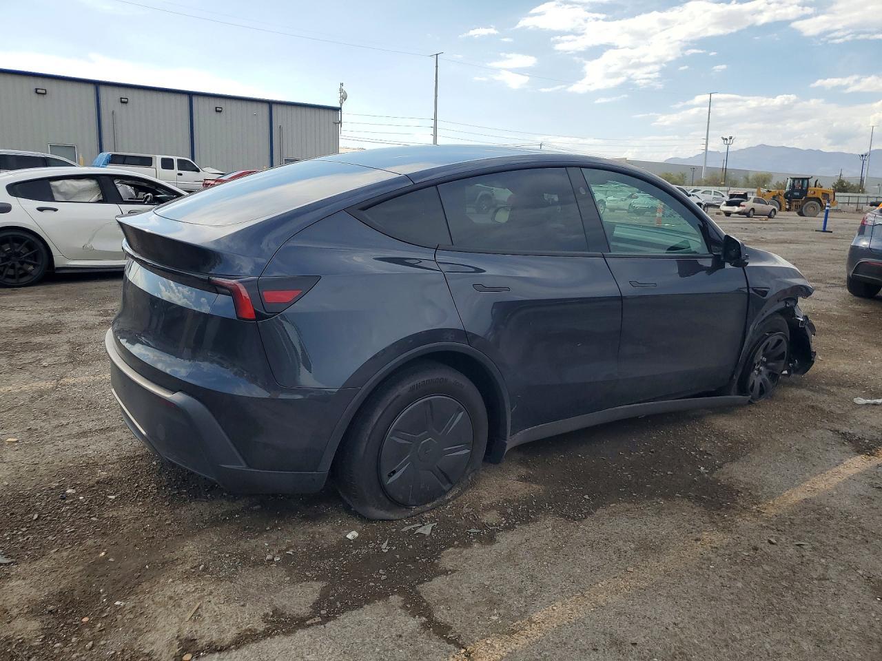 2026 Tesla Model Y - Фото 3