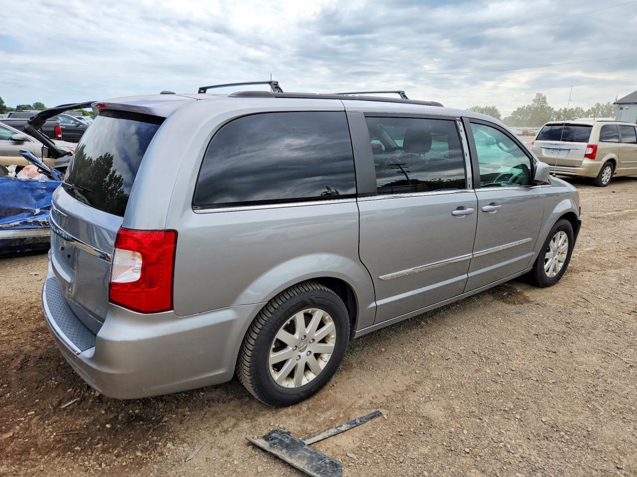 2016 Chrysler Town & Country Touring - Image 3