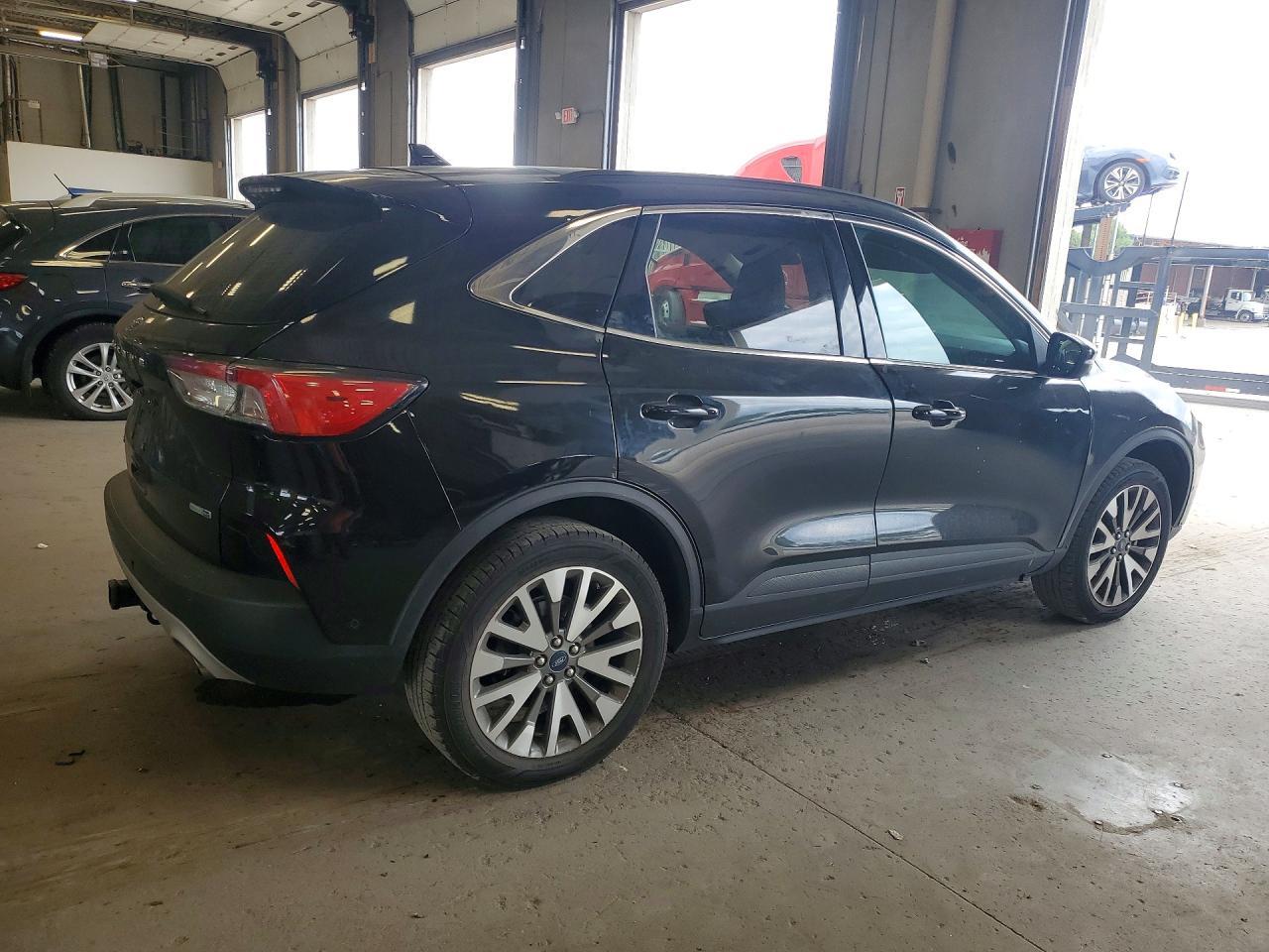 2020 Ford Escape Titanium - Image 3