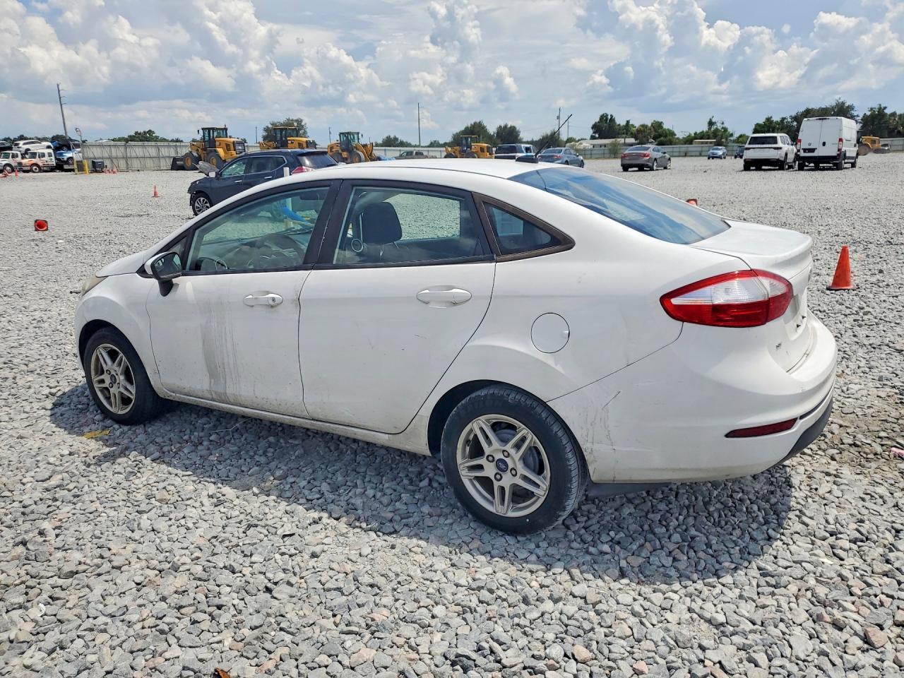 2017 Ford Fiesta Se - Фото 2