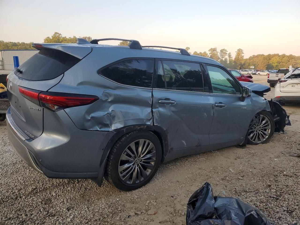 2021 Toyota Highlander Hybrid Platinum - Image 3