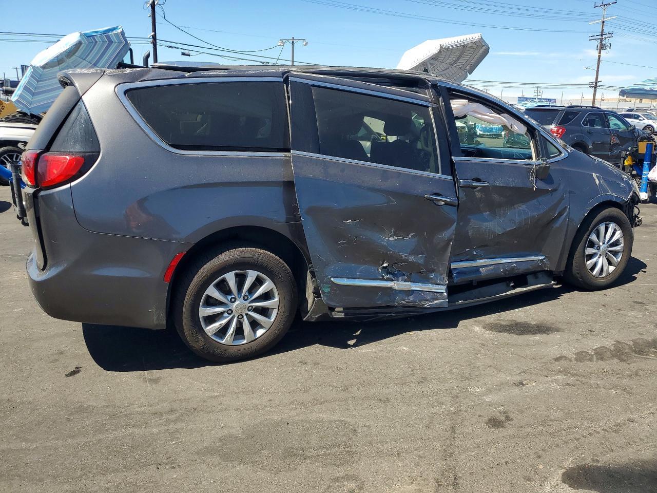 2018 Chrysler Pacifica Touring L - Фото 3