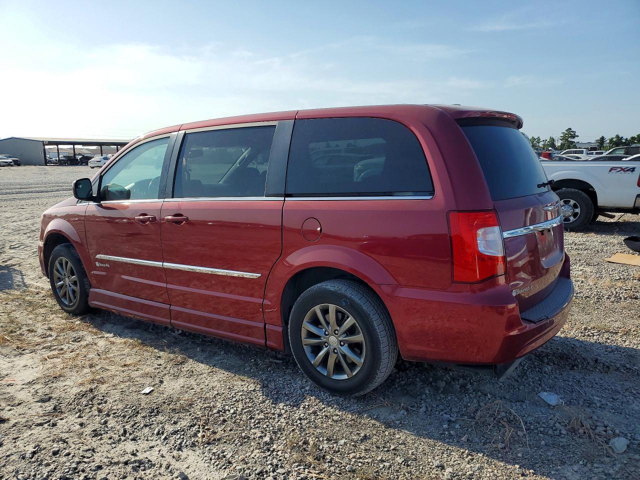 2015 Chrysler Town & Country S - Фото 2