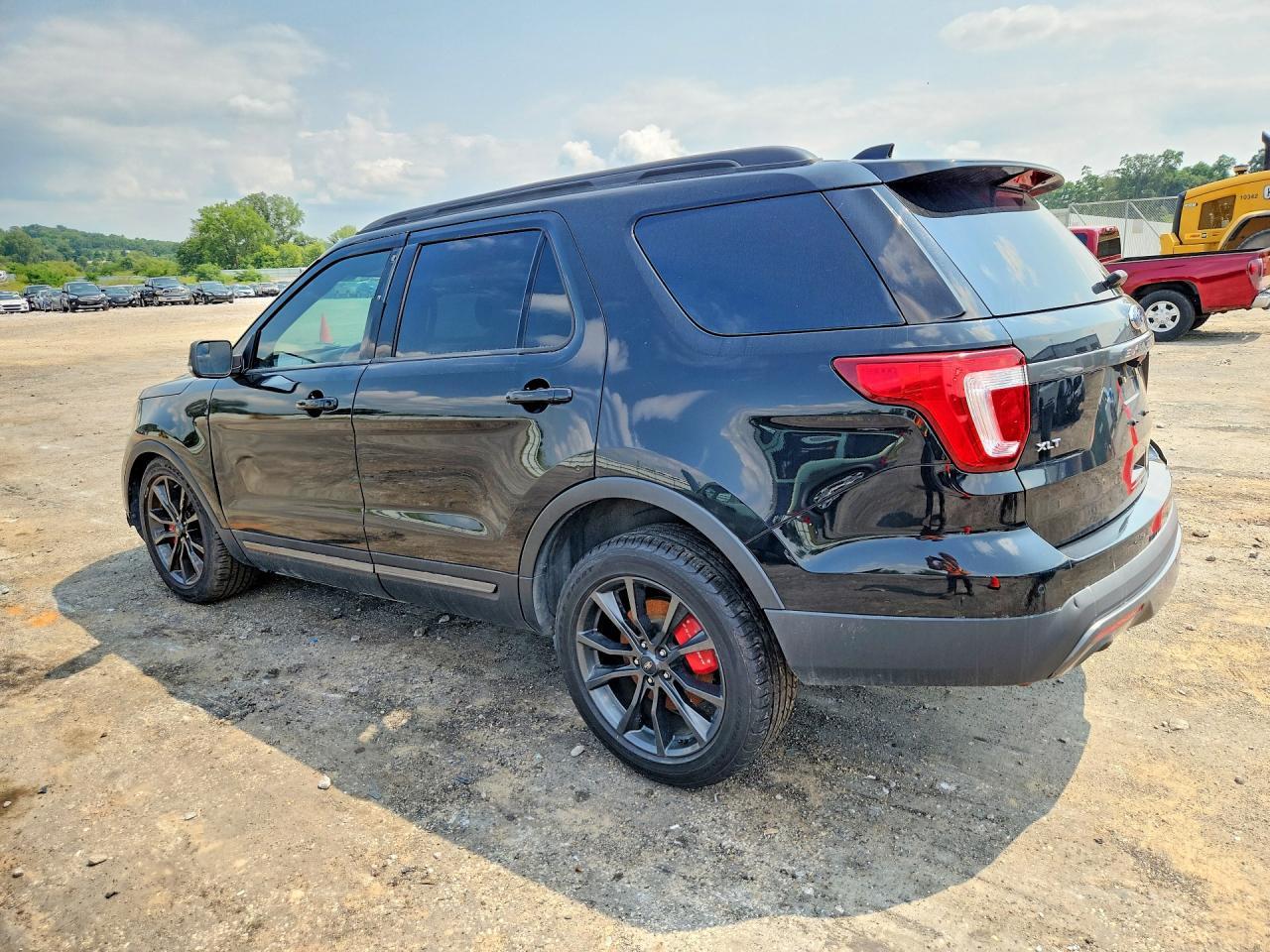 2017 Ford Explorer Xlt - Image 2