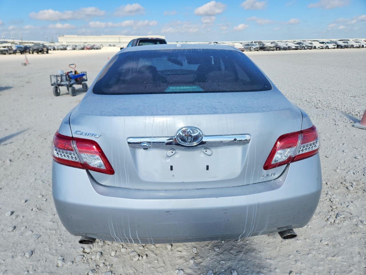 2011 Toyota Camry Xle V6 - Image 6