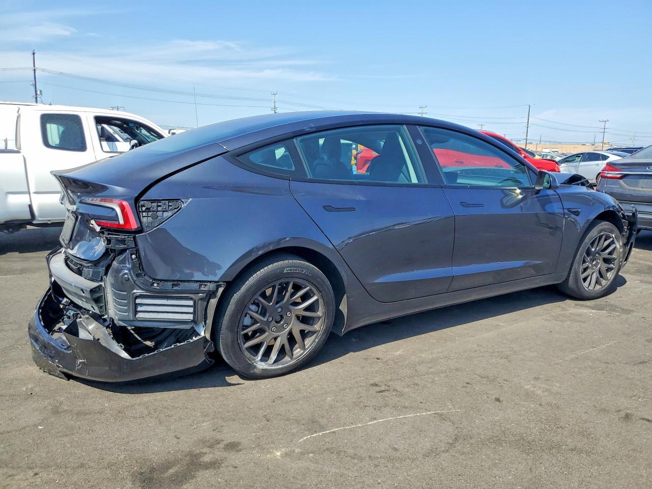 2025 Tesla Model 3 - Фото 3