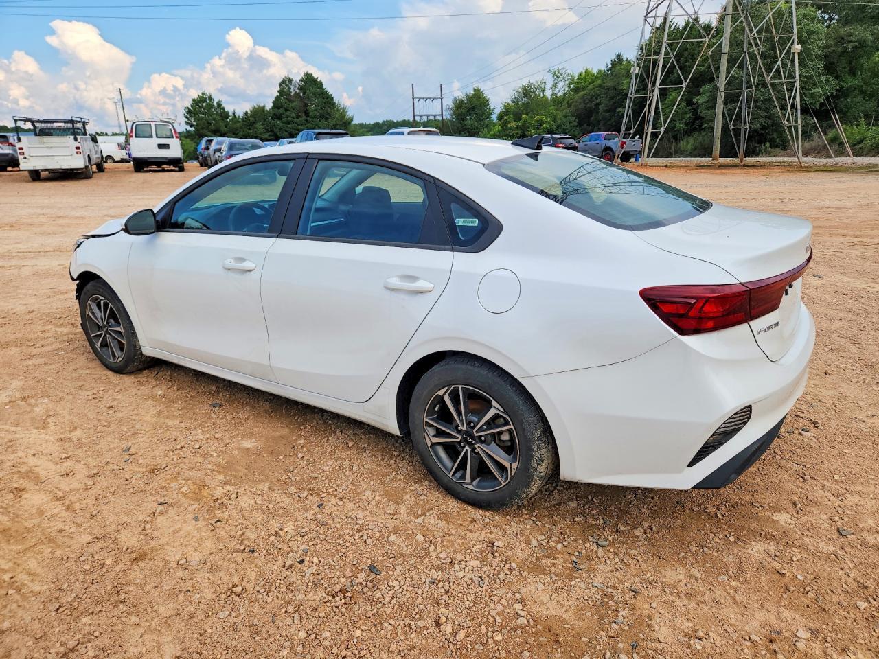 2022 Kia Forte Lxs - Image 2