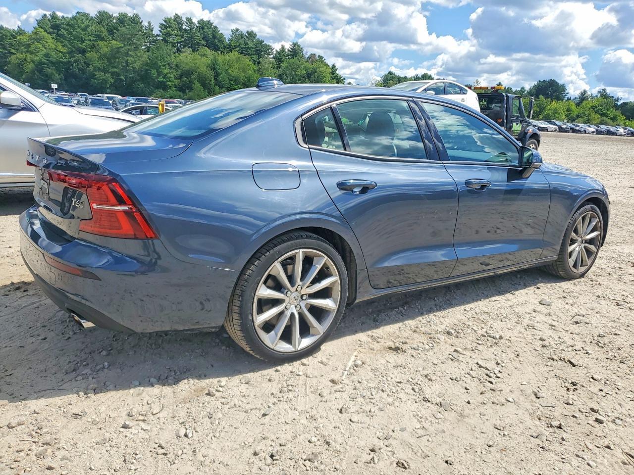 2021 Volvo S60 T6 Momentum - Фото 3