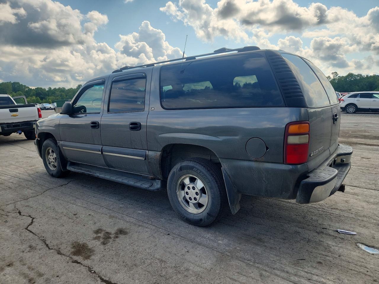 2001 Chevrolet Suburban K1500 - Image 2