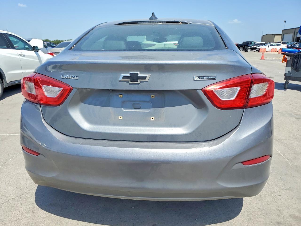 2018 Chevrolet Cruze Premier - Image 6
