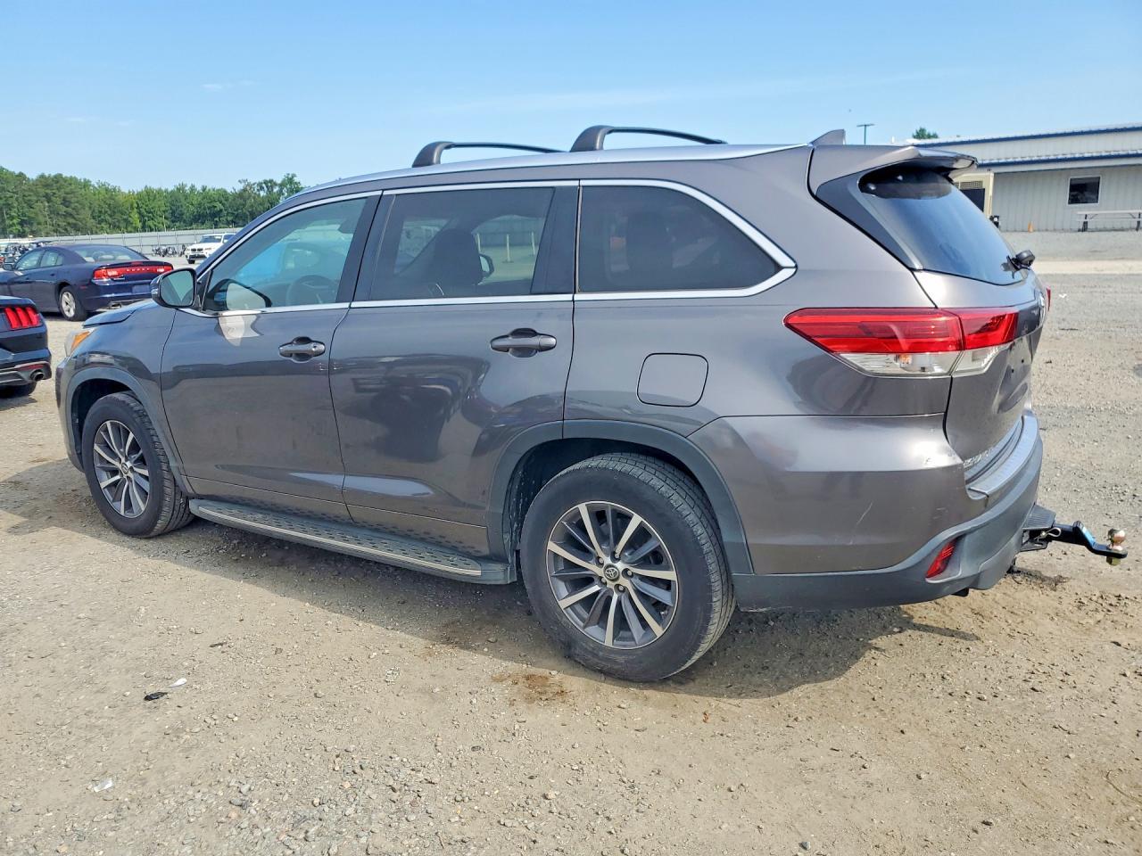 2017 Toyota Highlander Xle - Фото 2