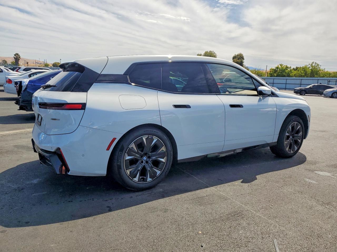 2026 BMW Ix xDrive60 - Фото 3