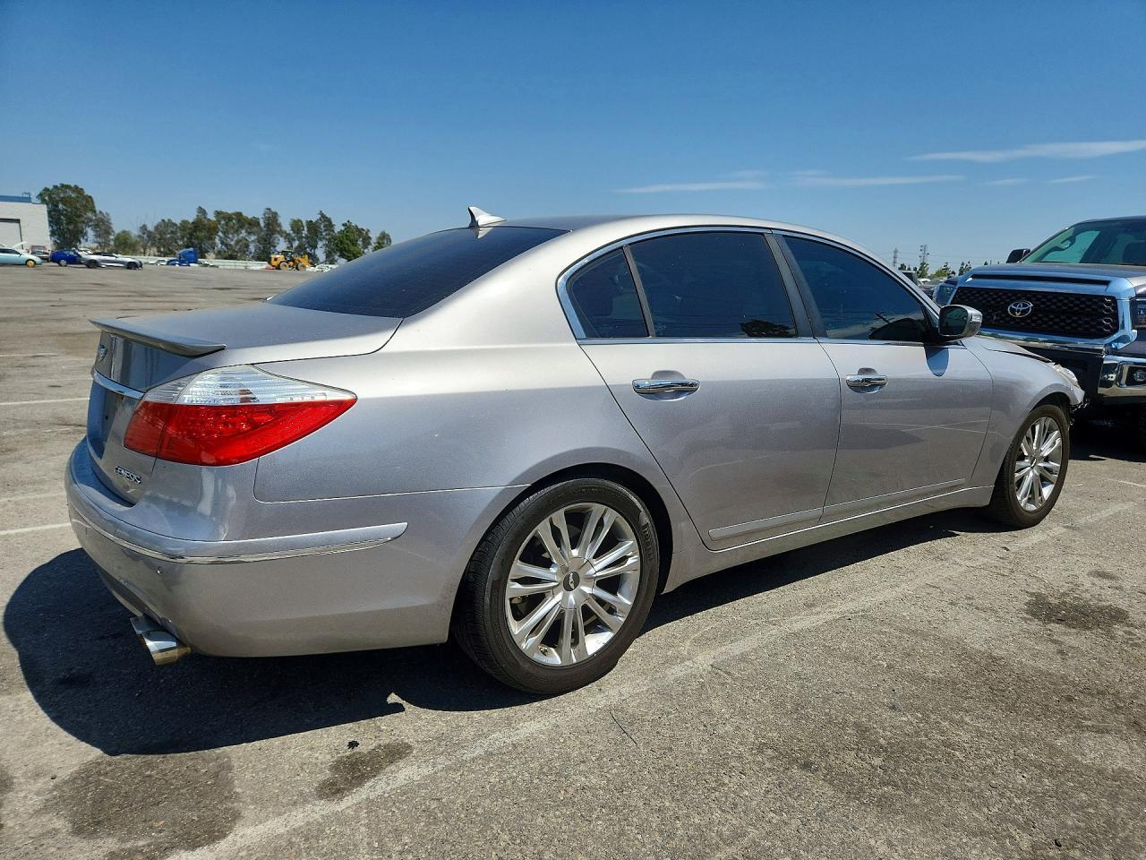 2011 Hyundai Genesis 3.8L - Фото 3
