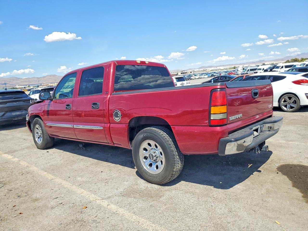 2005 GMC New Sierra C1500 - Image 2