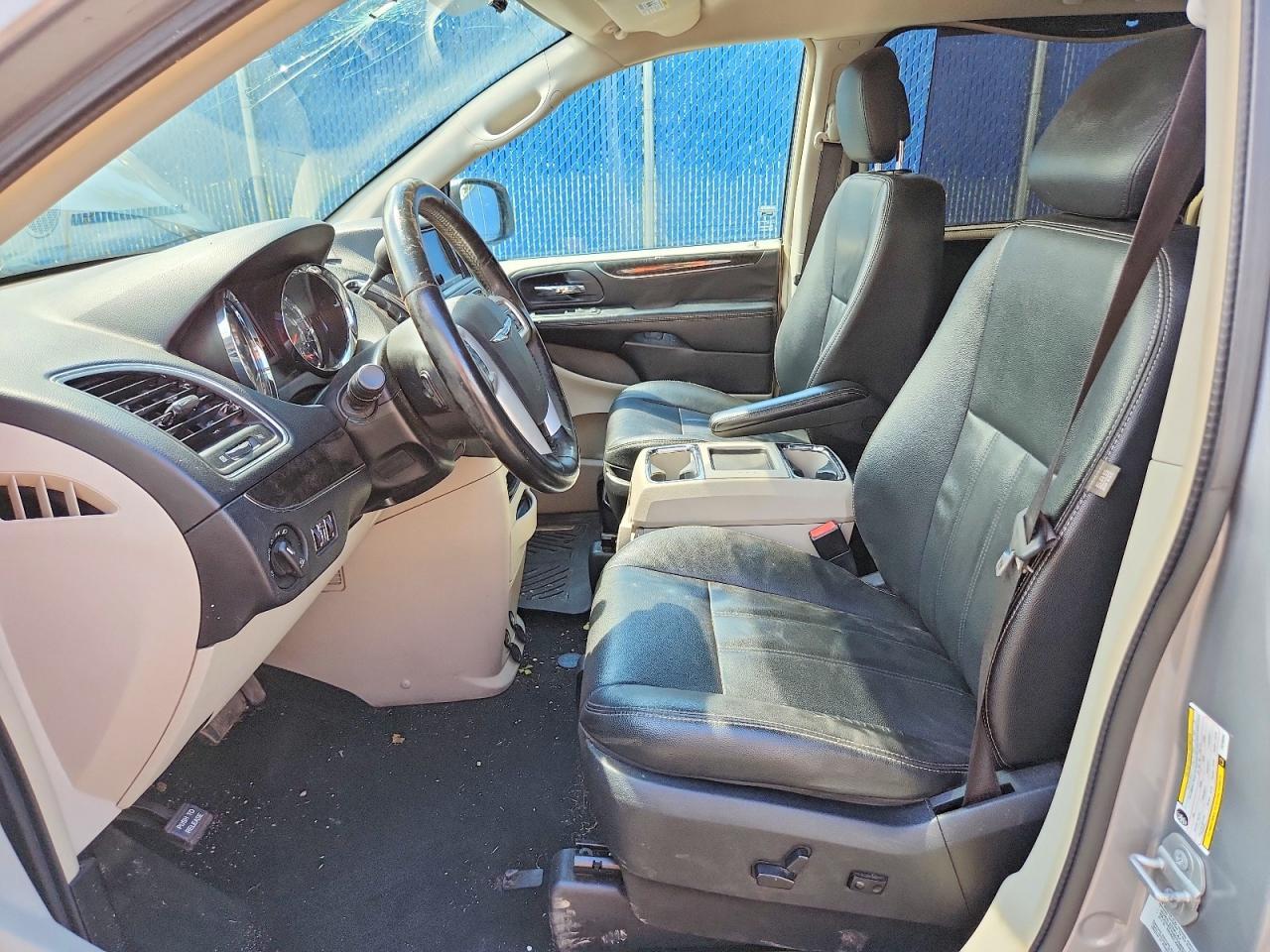 2015 Chrysler Town & Country Touring - Фото 7
