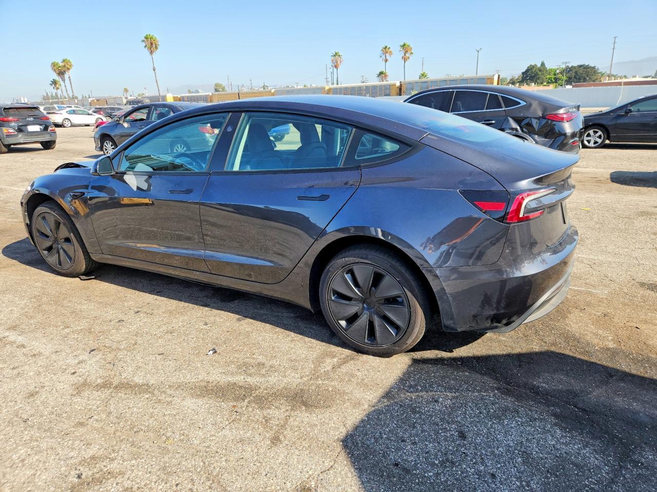 2025 Tesla Model 3 - Фото 2