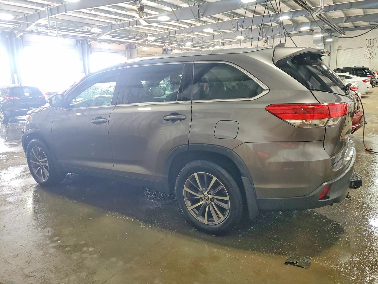 2019 Toyota Highlander Xle - Image 2
