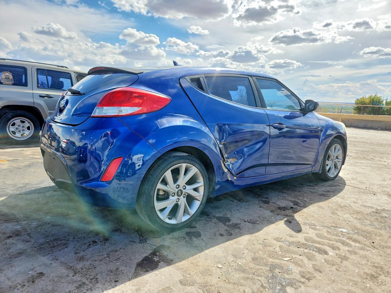 2017 Hyundai Veloster Base - Image 3