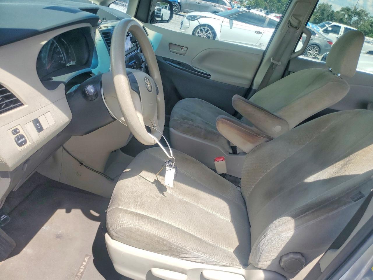 2011 Toyota Sienna Base 7-Passenger - Фото 7