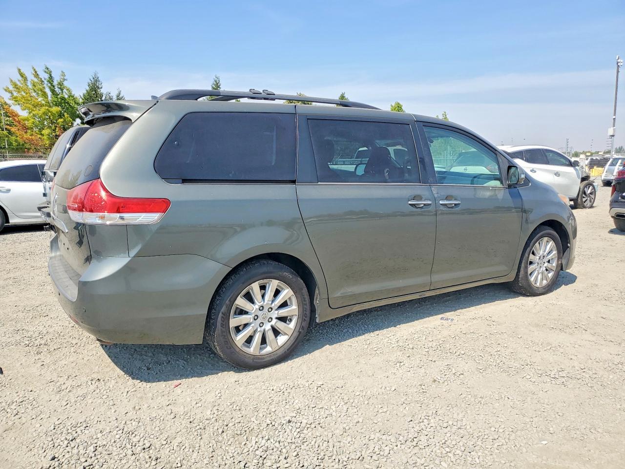 2013 Toyota Sienna Limited 7-Passenger - Image 3