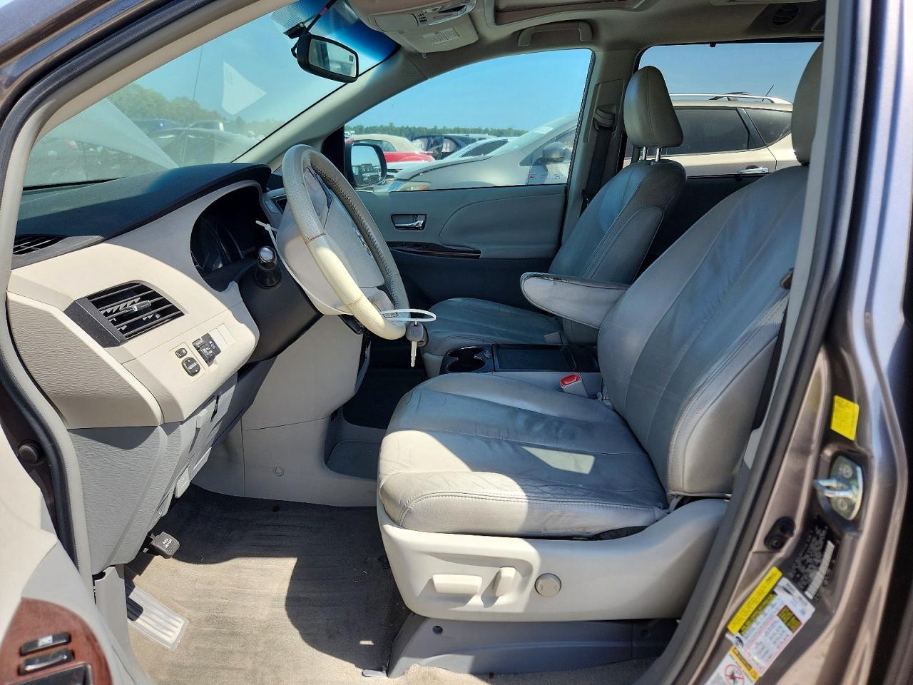 2011 Toyota Sienna Xle 8-Passenger - Фото 7