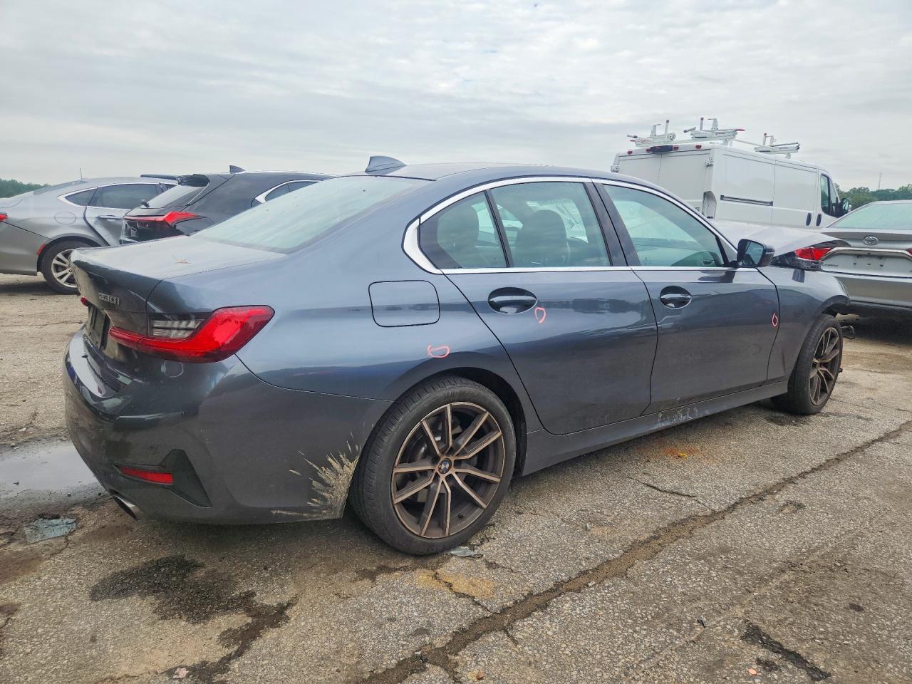 2021 BMW 330Xi - Фото 3