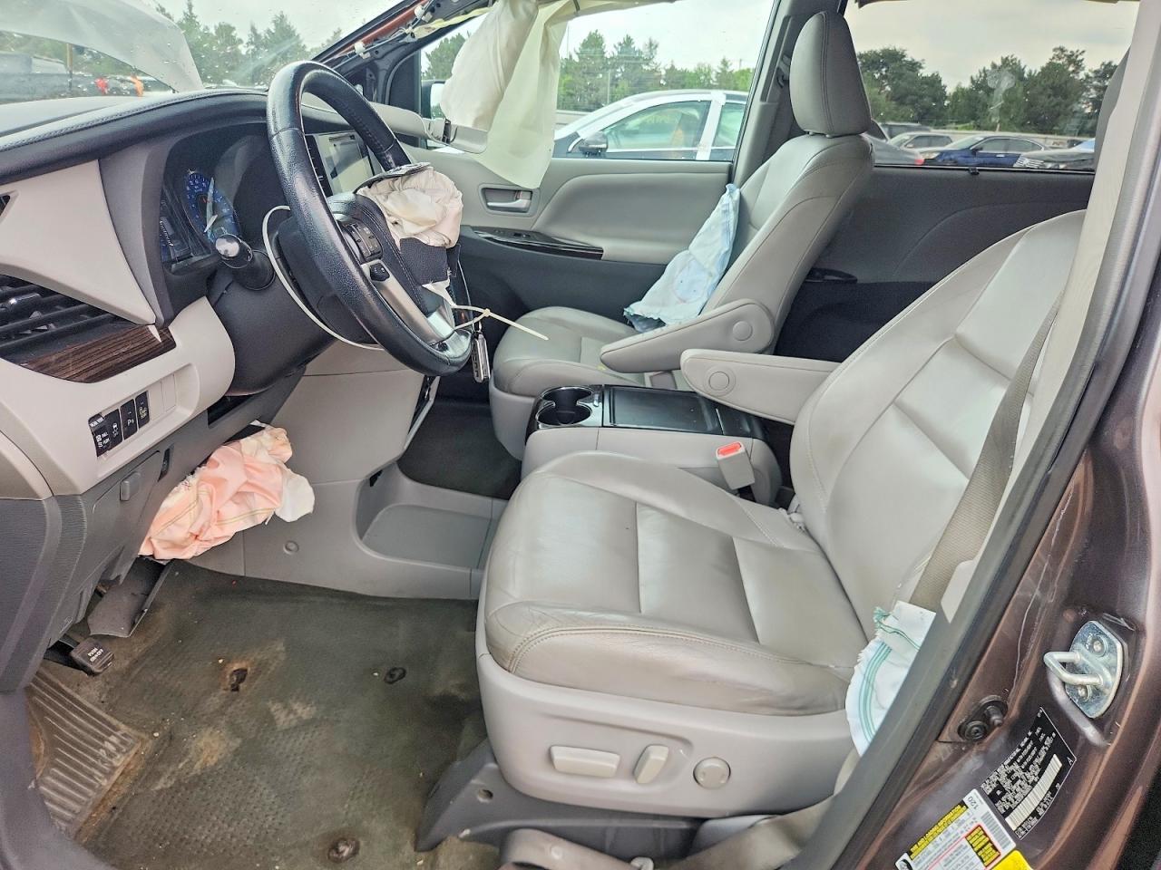 2015 Toyota Sienna Xle Premium 8-Passenger - Image 7