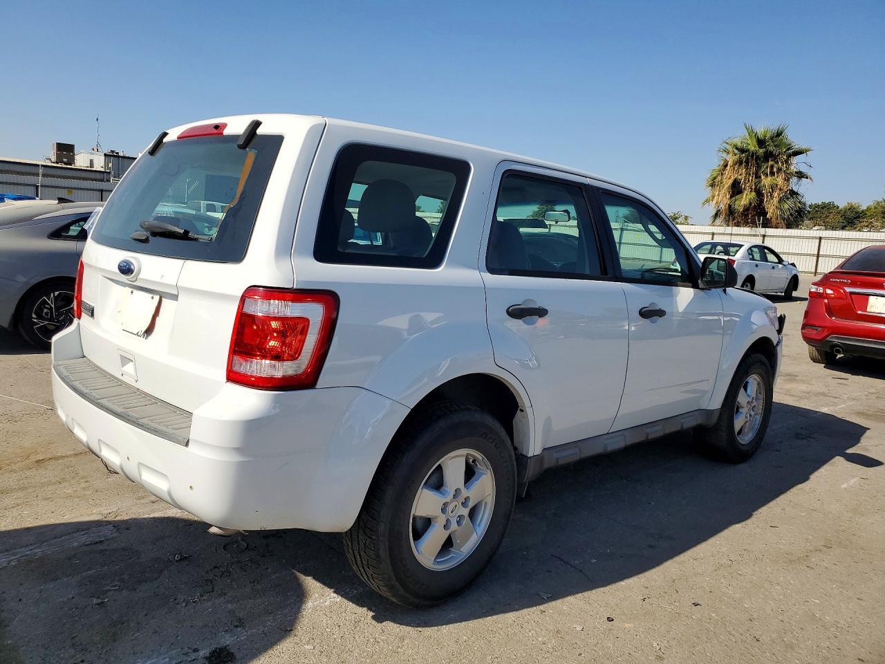 2011 Ford Escape Xls - Фото 3