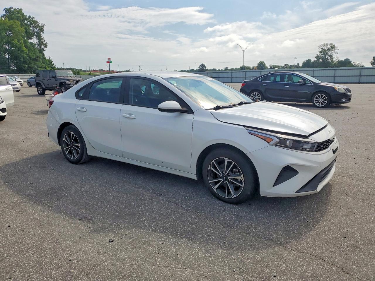 2023 Kia Forte Lxs - Image 4
