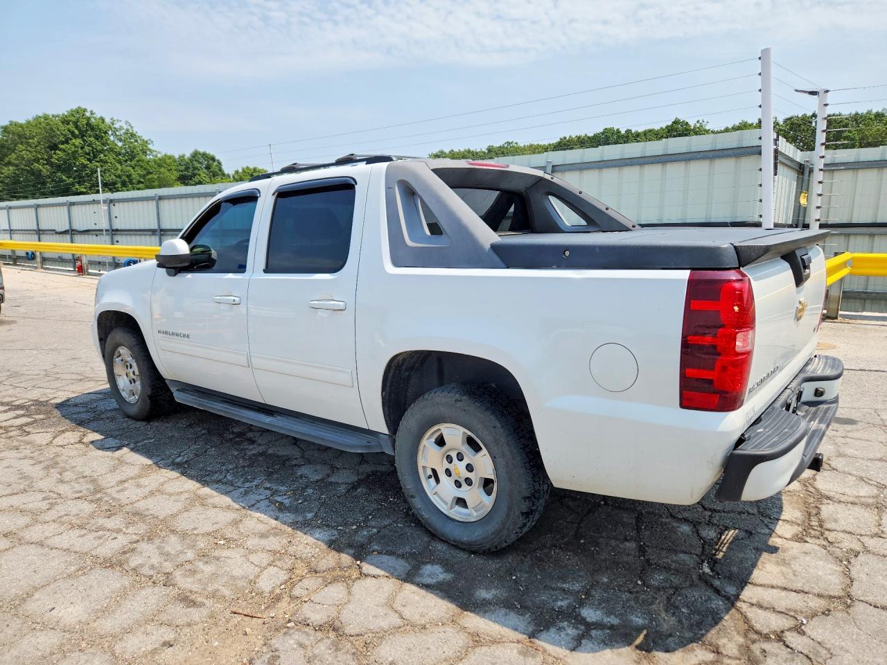 2011 Chevrolet Avalanche Ls - Image 2