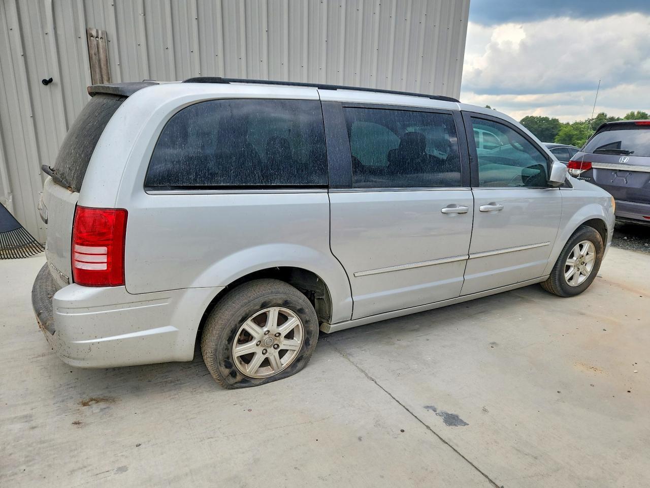 2009 Chrysler Town & Country Touring - Фото 3